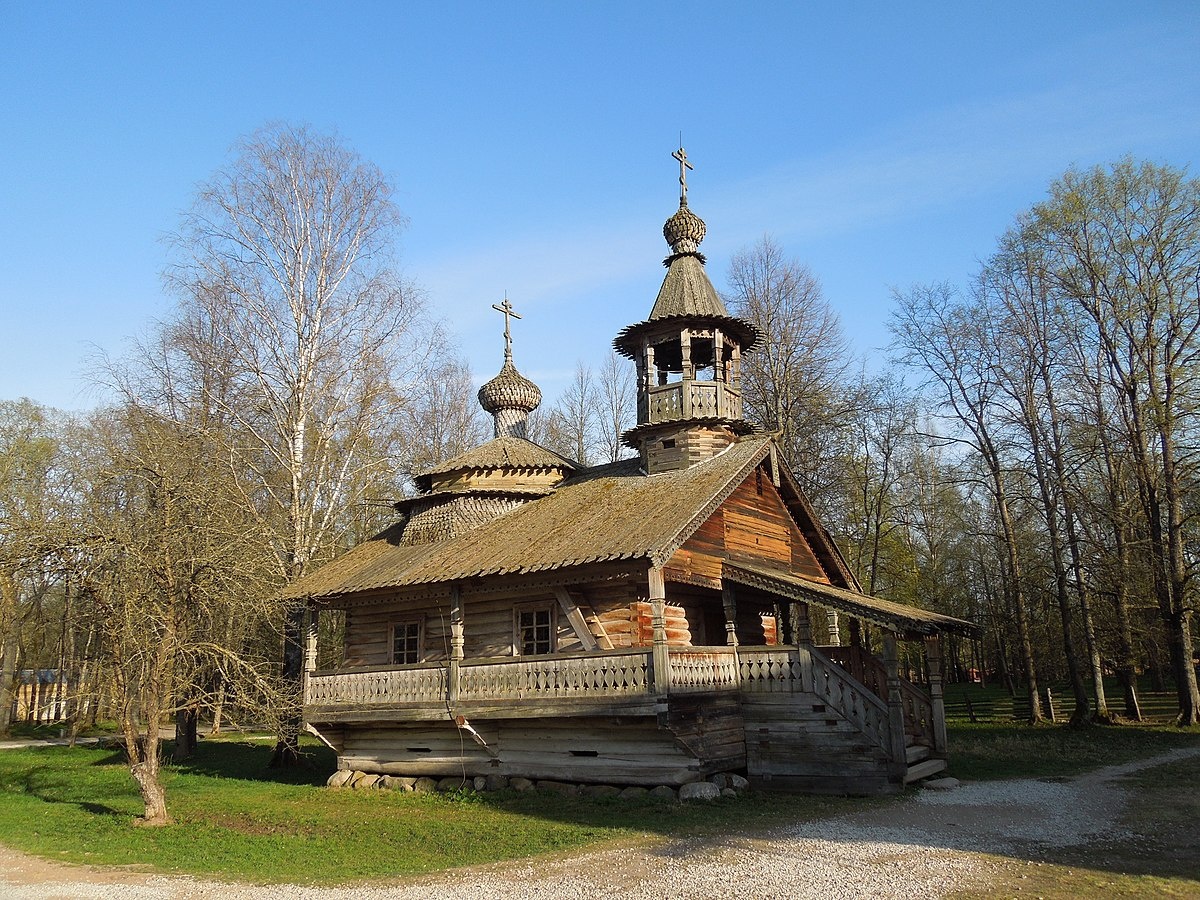 Источник: https://commons.wikimedia.org/wiki/File:Великий_Новгород,_Витославлицы_-_Часовня_Кирика_и_Иулиты_из_д._Кашира_2.jpg 