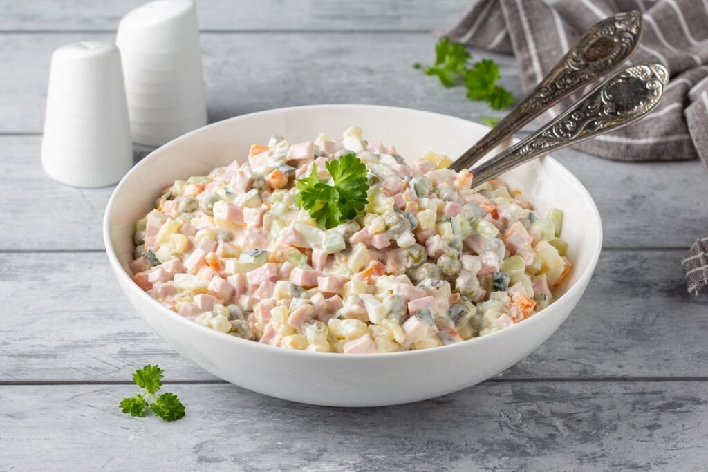 Оливье с докторской колбасой от компании "Маша Рядом".