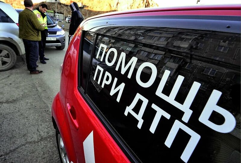 Новые схемы мошенников на дороге: как «помощники» при ДТП могут оставить вас без денег и с долгами