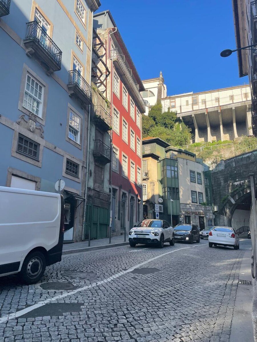 все дома с характерными маленькими коваными балконами