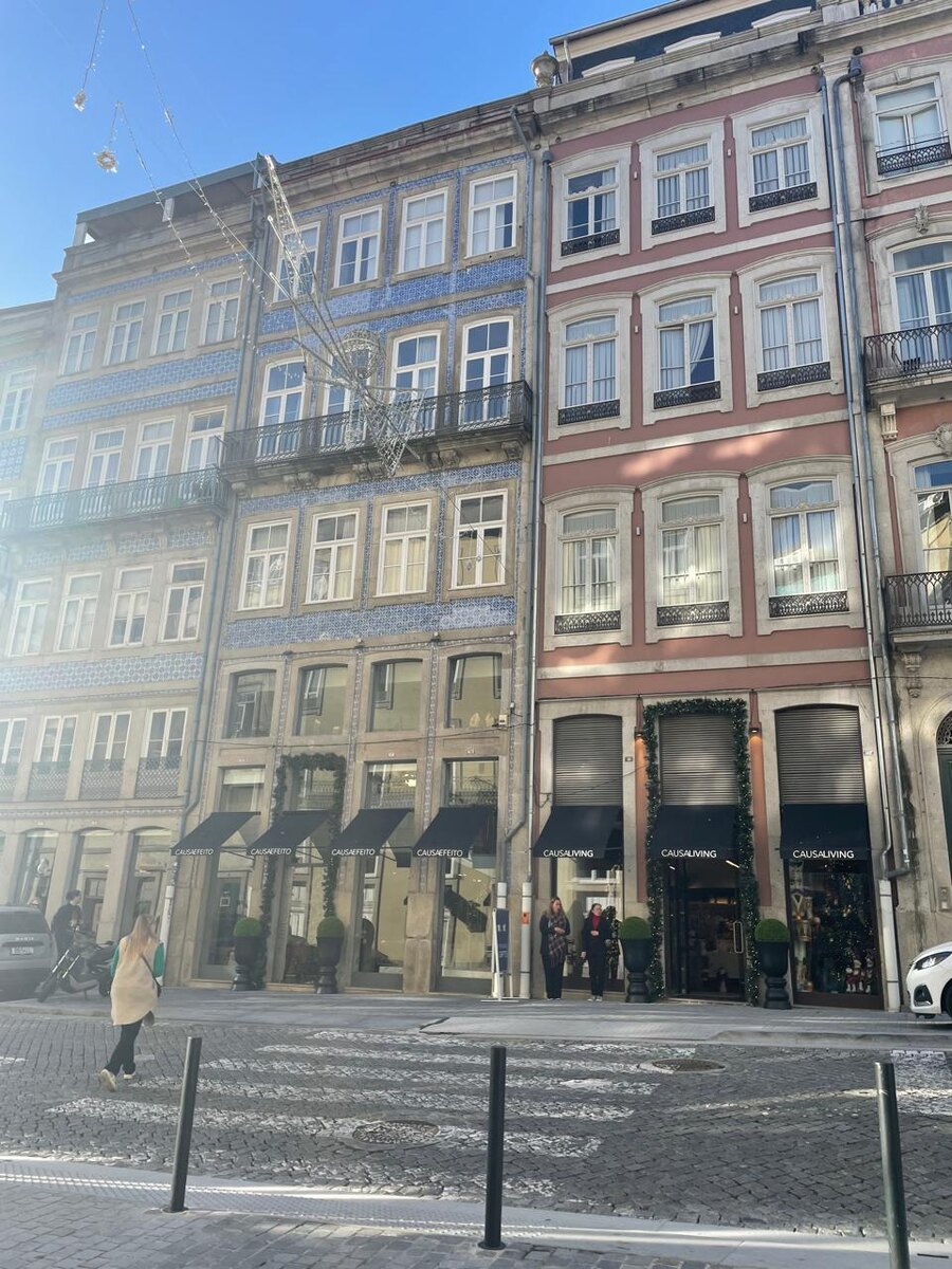 и почти на всех старых домах - плитка 