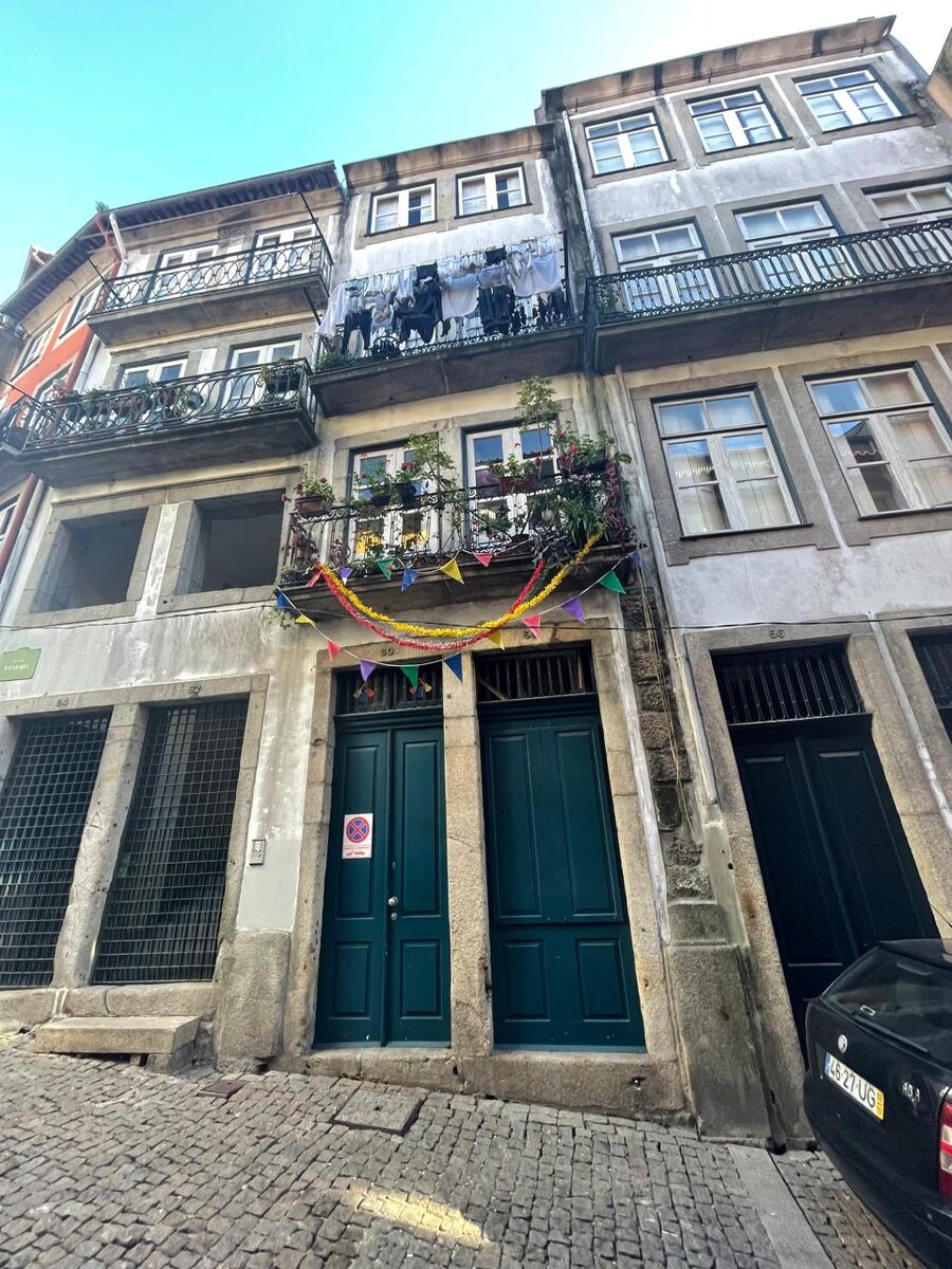 тут же и украшения к новому году, и белье сохнет