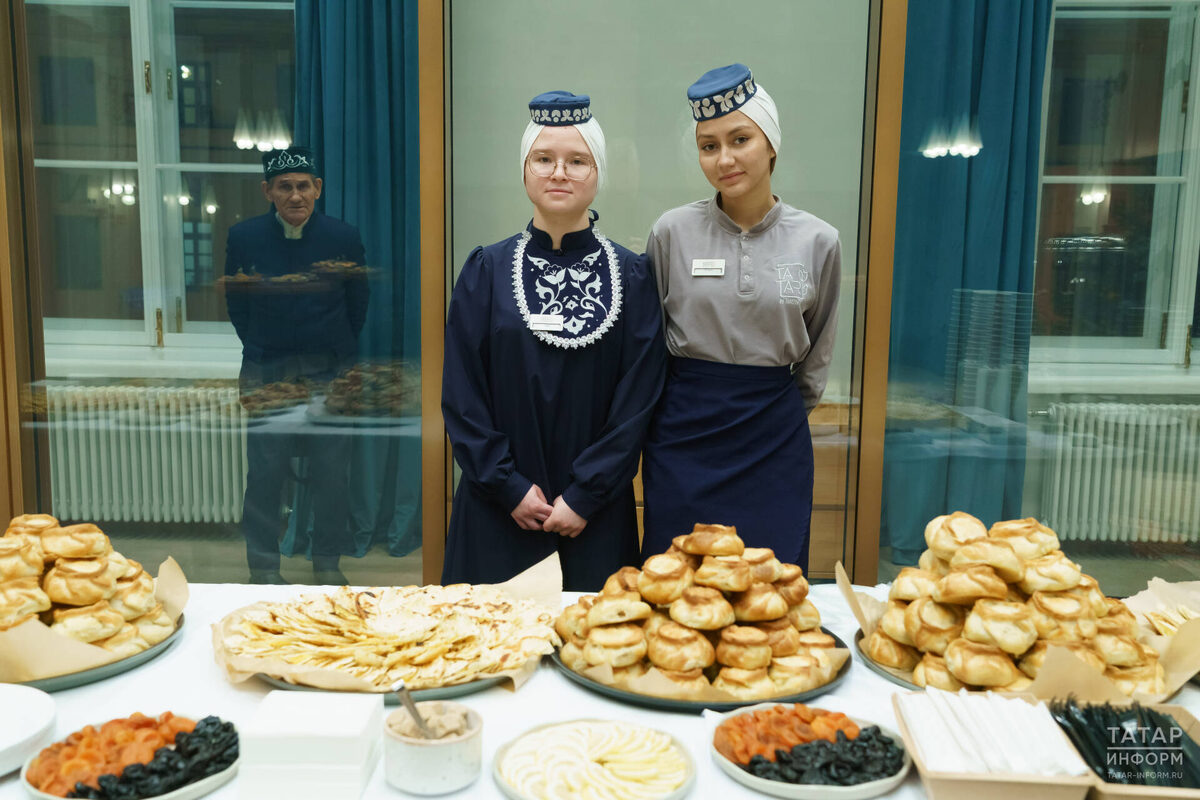 Гостей церемонии в Присутственных местах Казанского Кремля встретили национальными татарскими угощениямиФото: © Салават Камалетдинов / «Татар-информ»