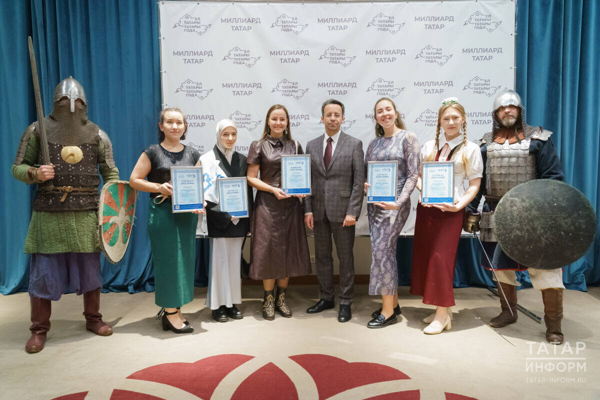 Главный редактор «Татар-информа» Ринат Билалов наградил пятерых победителей молодежного совместного проекта «Миллиард.Татар» и лагеря «Идель» – чтецов дастана «Идегей»Фото: © Салават Камалетдинов / «Татар-информ»