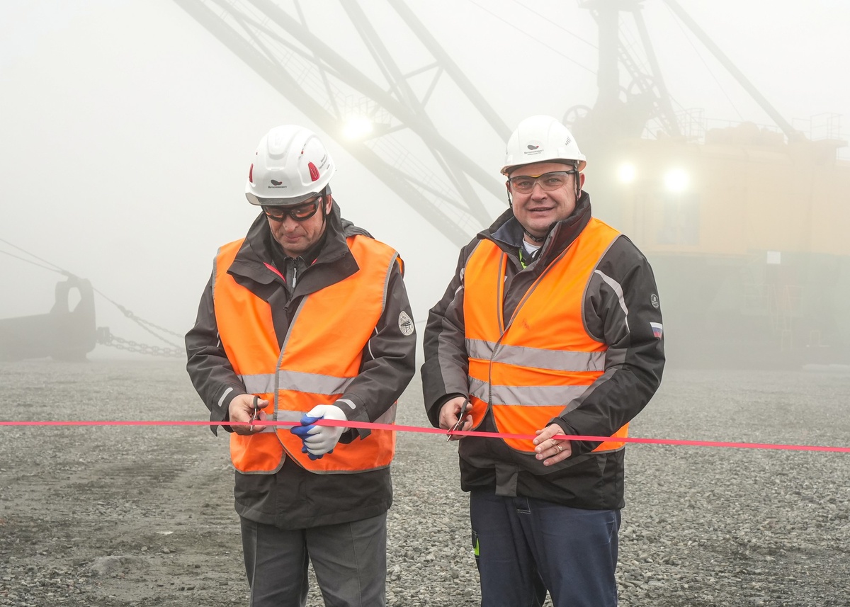 Управляющий директор Лебединского ГОКа Сергей Напольских и начальник рудоуправления Сергей Булгаков дали старт работе ЭШ № 150.