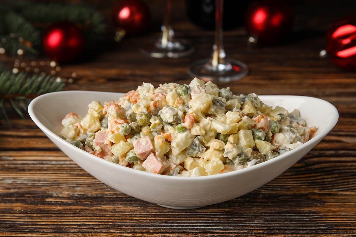 Главный новогодний салат — оливье. Источник: Pixel-Shot / Shutterstock / FOTODOM📷
