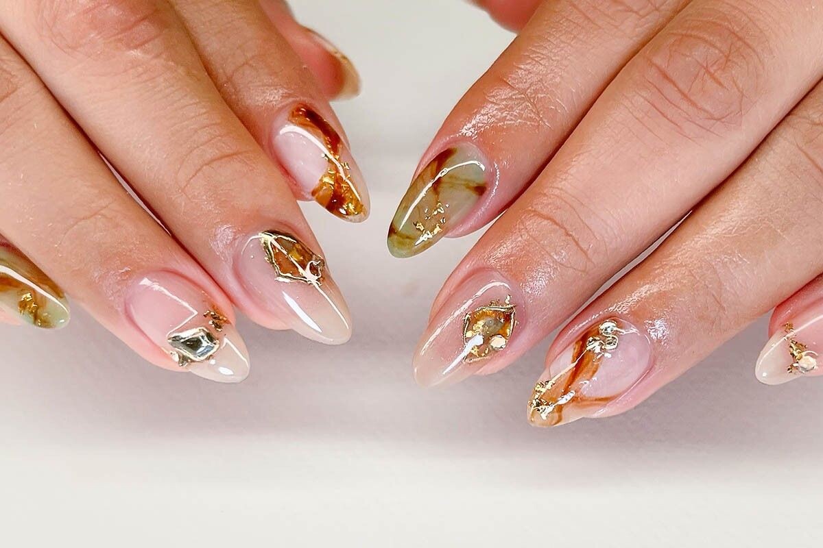 Мрамор и золото — красивый дуэт. Но сделать такой узор непросто. Источник: Julian Photo Nail /Shutterstock / FOTODOM📷
