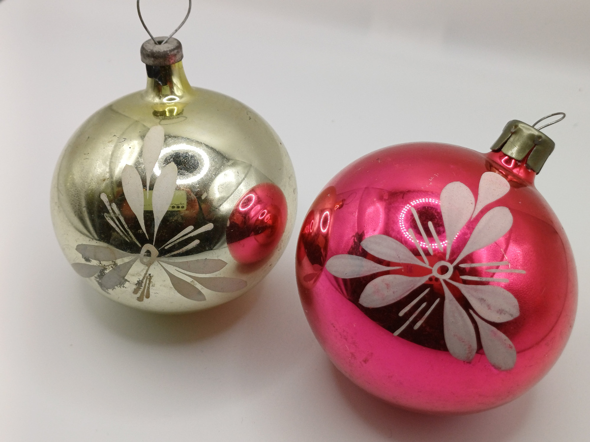 Шары были куплены в 80-е годы. Из этой коллекции сохранилось всего два. Фото автора