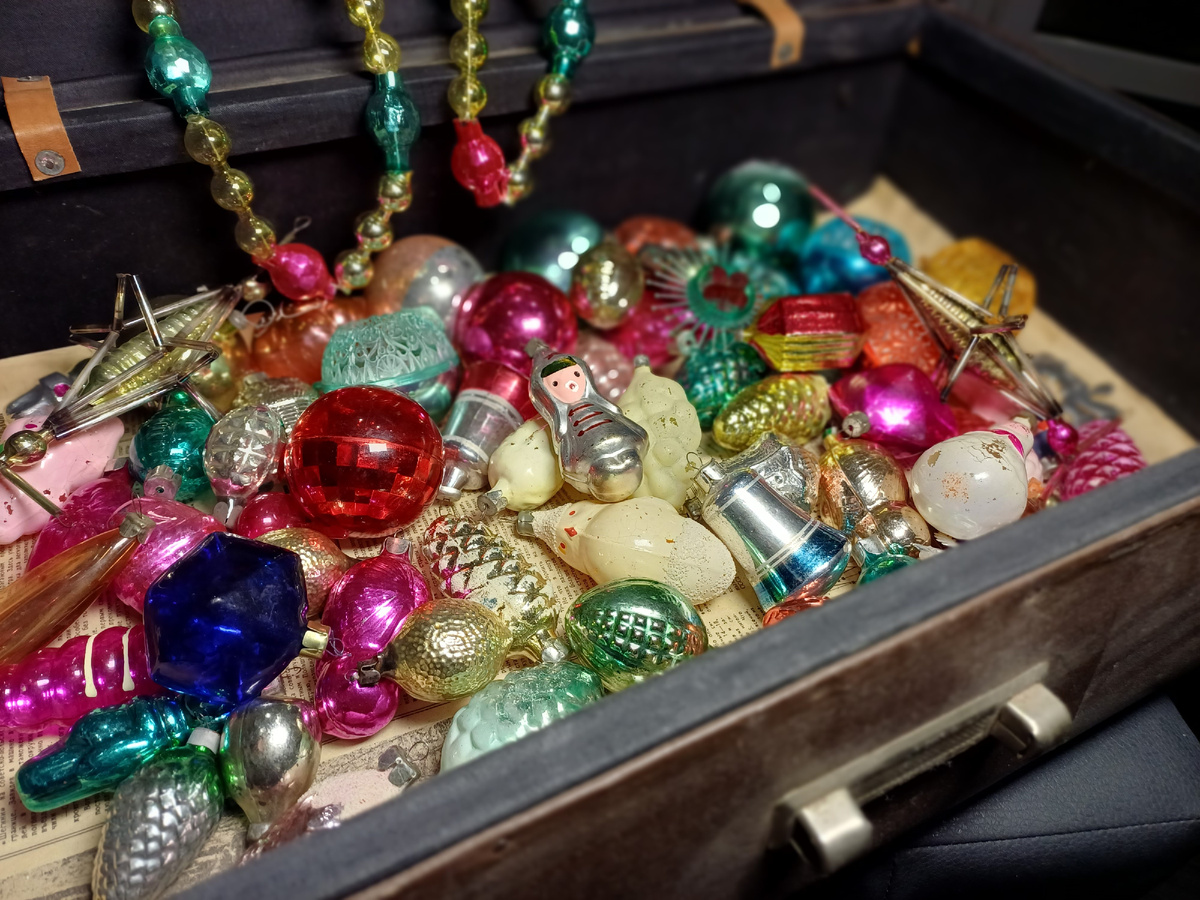 Игрушки хранятся в старом чемодане. Фото автора