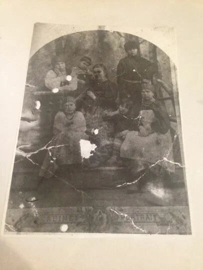 По словам внука Филипка, Михаила Фёдоровича, на фотографии, которая давно хранится в их семье, действительно есть Филипок. Однако он не помнит, где именно находится его дедушка. Фото из семейного архива 