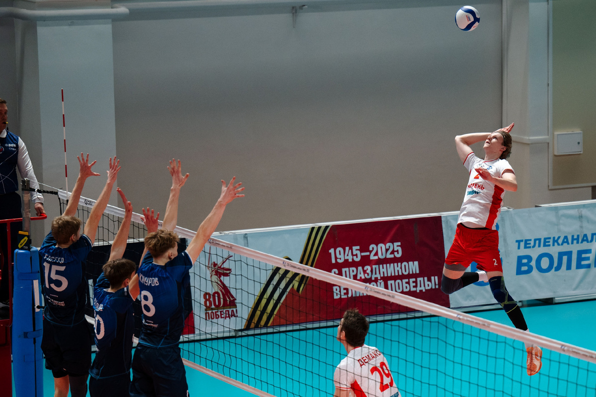 Волейбол. В атаке Павел Юринский #2 игрок "Тюмени". Игра "Академия-Казань" (Казань) vs "Тюмень" (Тюменская область).  Высшая лига «А» чемпионат России по волейболу среди мужских команд 2026. Казань. 30 ноября 2025. Фото источник https://vk.com/kazanacademy