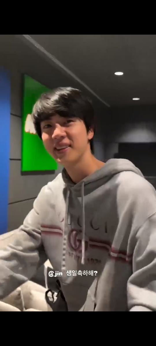 Скрин из ролика Тэхена 