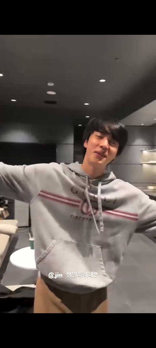 Скрин из ролика Тэхена