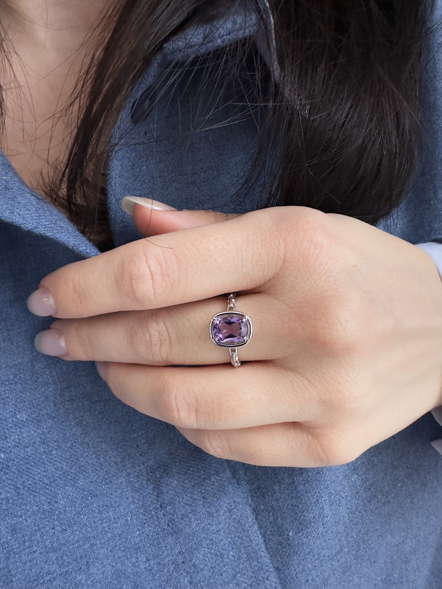Кольцо из серебра с аметистом из коллекции "Современная классика"
