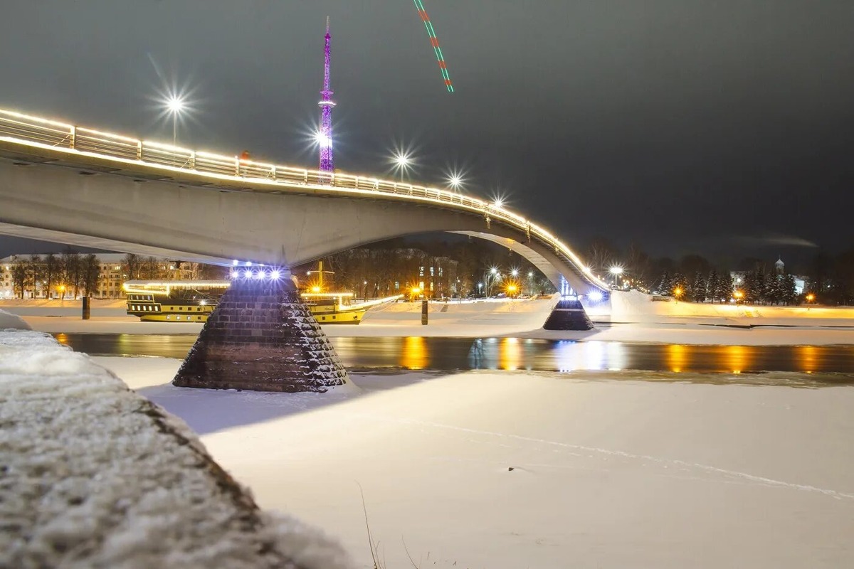 Источник: https://m.novgorod.ru/news/v-velikom-novgorode-vklyuchili-novuyu-podsvetku-peshekhodnogo-mosta--189406.html 