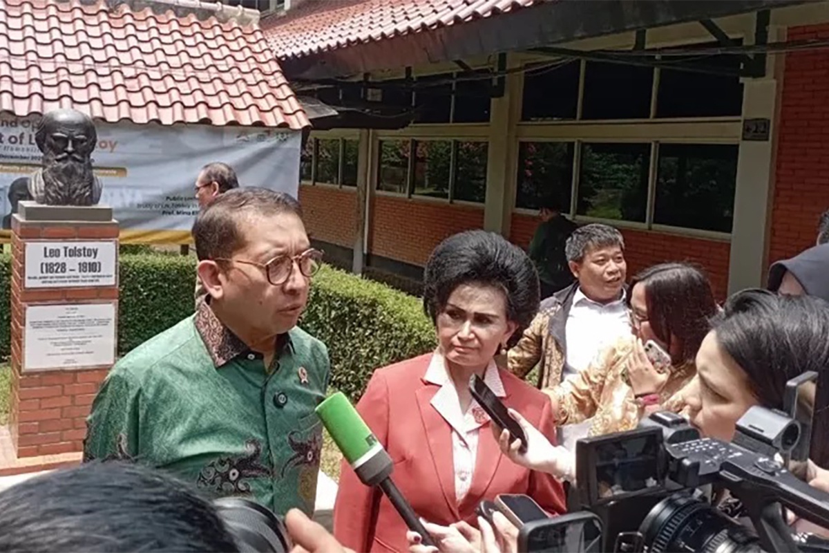    Глава минкульта Индонезии Фадли Зон читал отрывки из произведений Толстого на индонезийском языке. / Metrotv