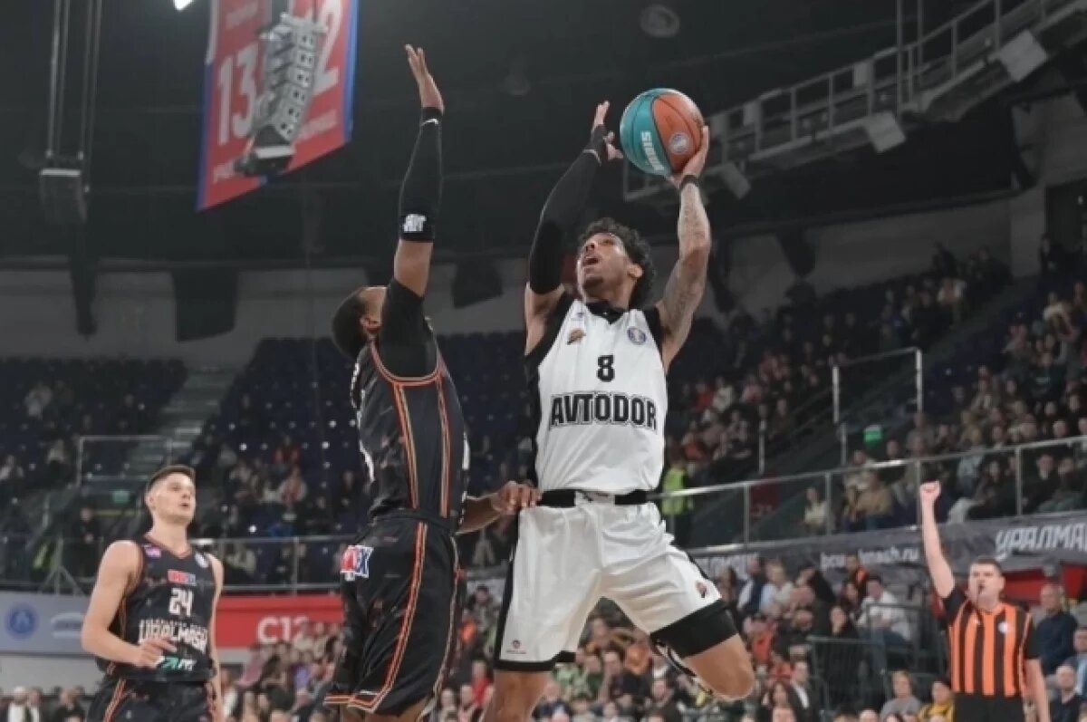    Американский баскетболист Эдвардс из «Автодора» отказался возвращаться в РФ