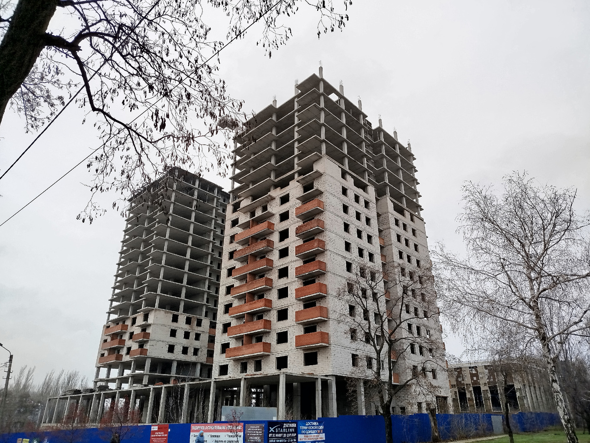 Недострой возле ДК имени В.В. Куйбышева.