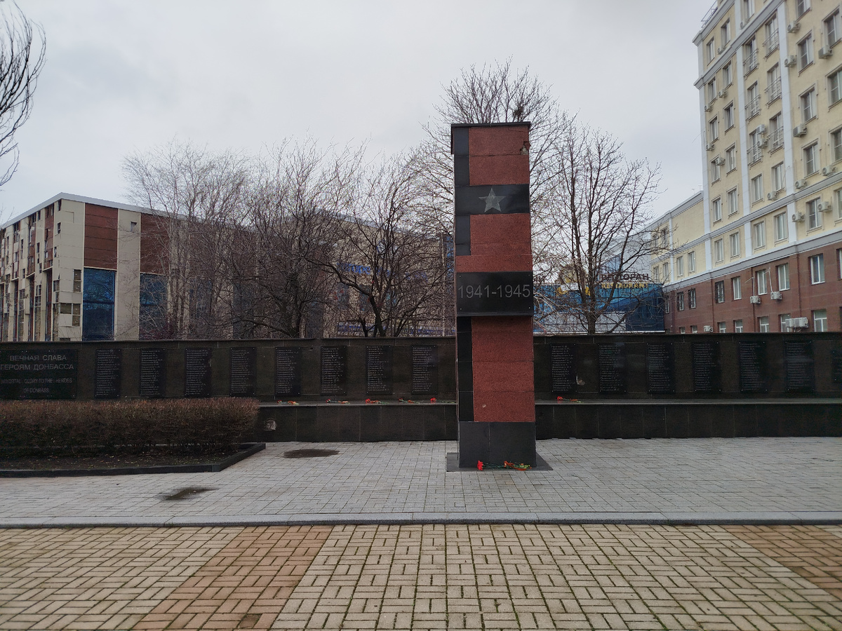 Памятник воинам Великой Отечественной Войны возле ДК имени В.В. Куйбышева.