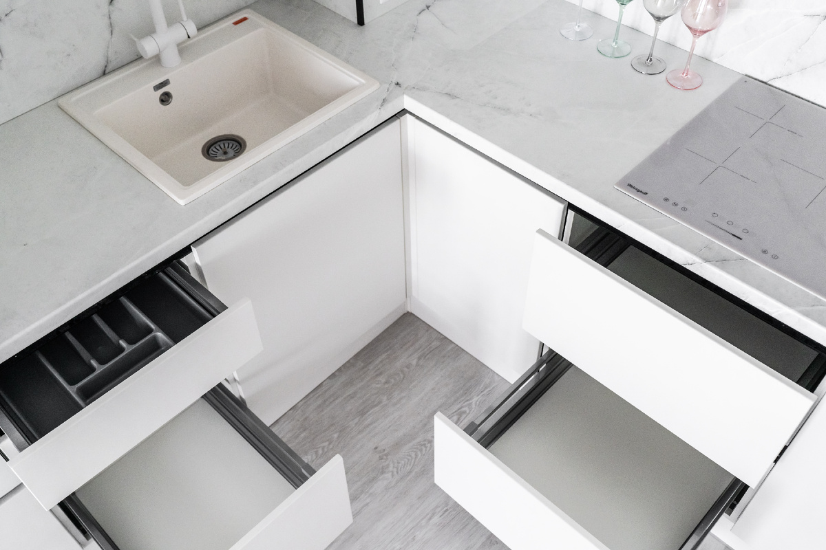 А выдвижные ящики у кухонного гарнитура не соприкасаются между собой