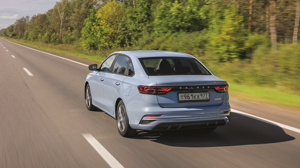 Акустический комфорт сильно зависит от качества асфальта. На гладком покрытии резина Giti шелестит, а на зернистом возникает звучный гул. Ситуация, возможно, изменится, когда покрышки заменят на локализованные от завода «Белшина».📷Фото: Александр Казарин