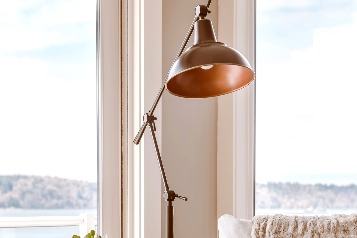    Выбор торшера для гостиной - это процесс, который требует учета множества факторов. Правильная модель сочетает в себе функциональность и эстетику, позволяя создавать гармоничную атмосферу в доме. / unsplash.com