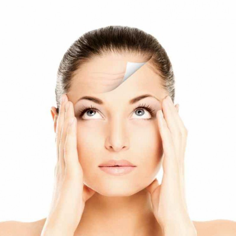 Морщины на лбу формируются быстрее из-за высокой мимической активности этой области и постоянного напряжения лобной мышцы