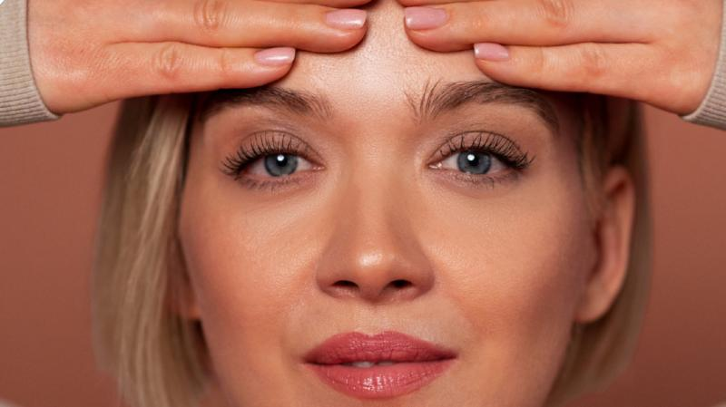 Глубокие морщины появляются из-за длительной мимической нагрузки и снижения эластичности кожи, поэтому их коррекция всегда требует комплексного подхода