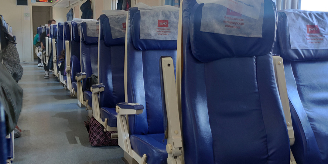 С младенцем в сидячем вагоне. Дети сидели, мама стояла