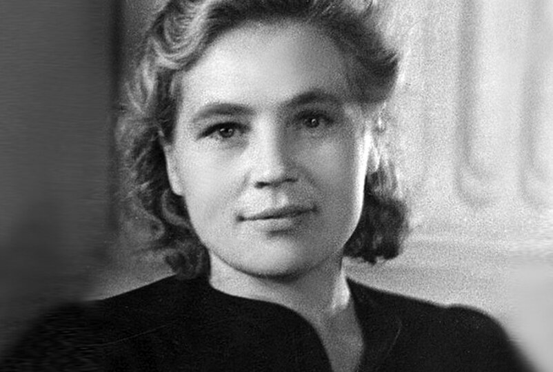 В годы войны удостоена Золотой Звезды, после войны усыновила 15 детей-сирот