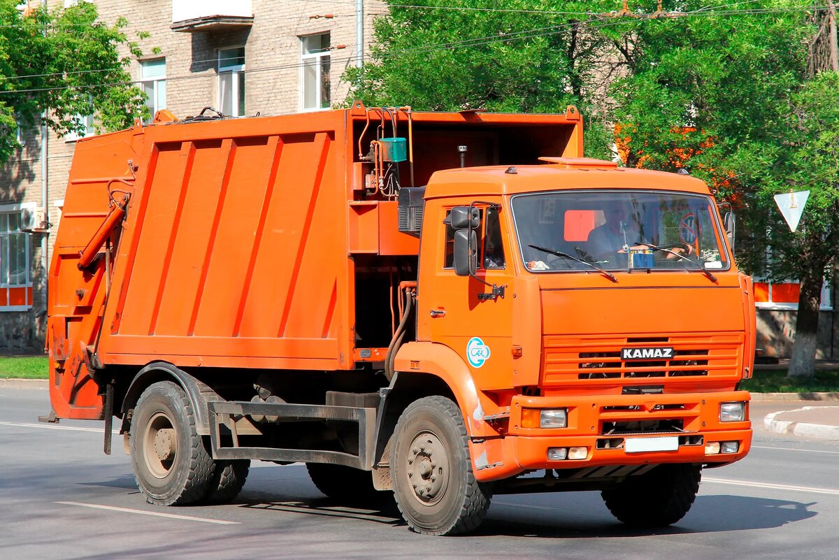 Согласно постановлению правительства РФ от 07.03.2025 № 293, данные о маршрутах мусоровозов должны передаваться в федеральную информационную систему учета ТКО. Для этого необходимо установить АСН на транспорт