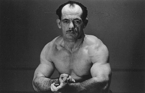 Артур Джонс-один из основоположников ВИТ. Стоит отметить, что такую форму он сделал по системе ВИТ всего за 22 дня во время колорадского эксперимента. Общее тренировочное время составило 298 минут (4 часа и 58 минут), что составляет 24,8 минут за одну тренировку.