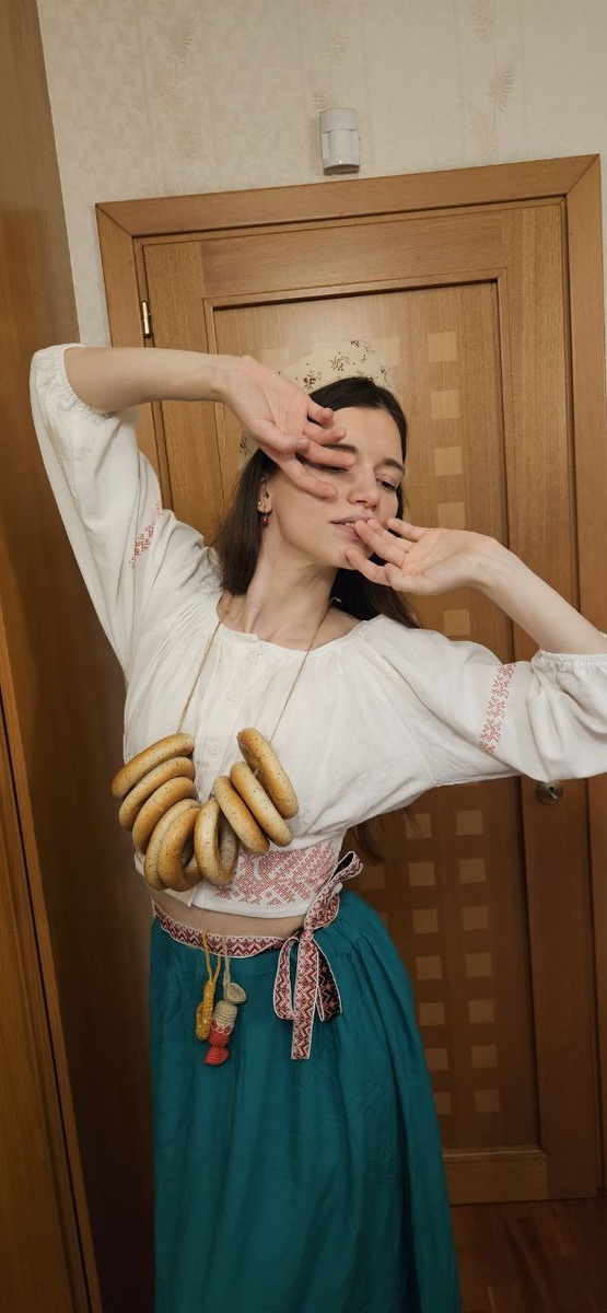 Сейчас закружит в танце