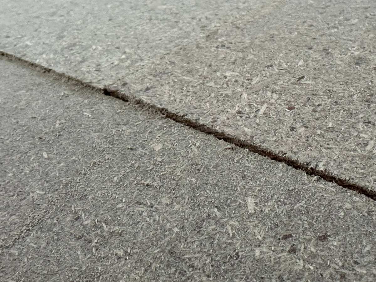 Наглядный живой пример, как выглядят в жизни панели Квик Дек, когда укладываешь их – зазоры неизбежны. 