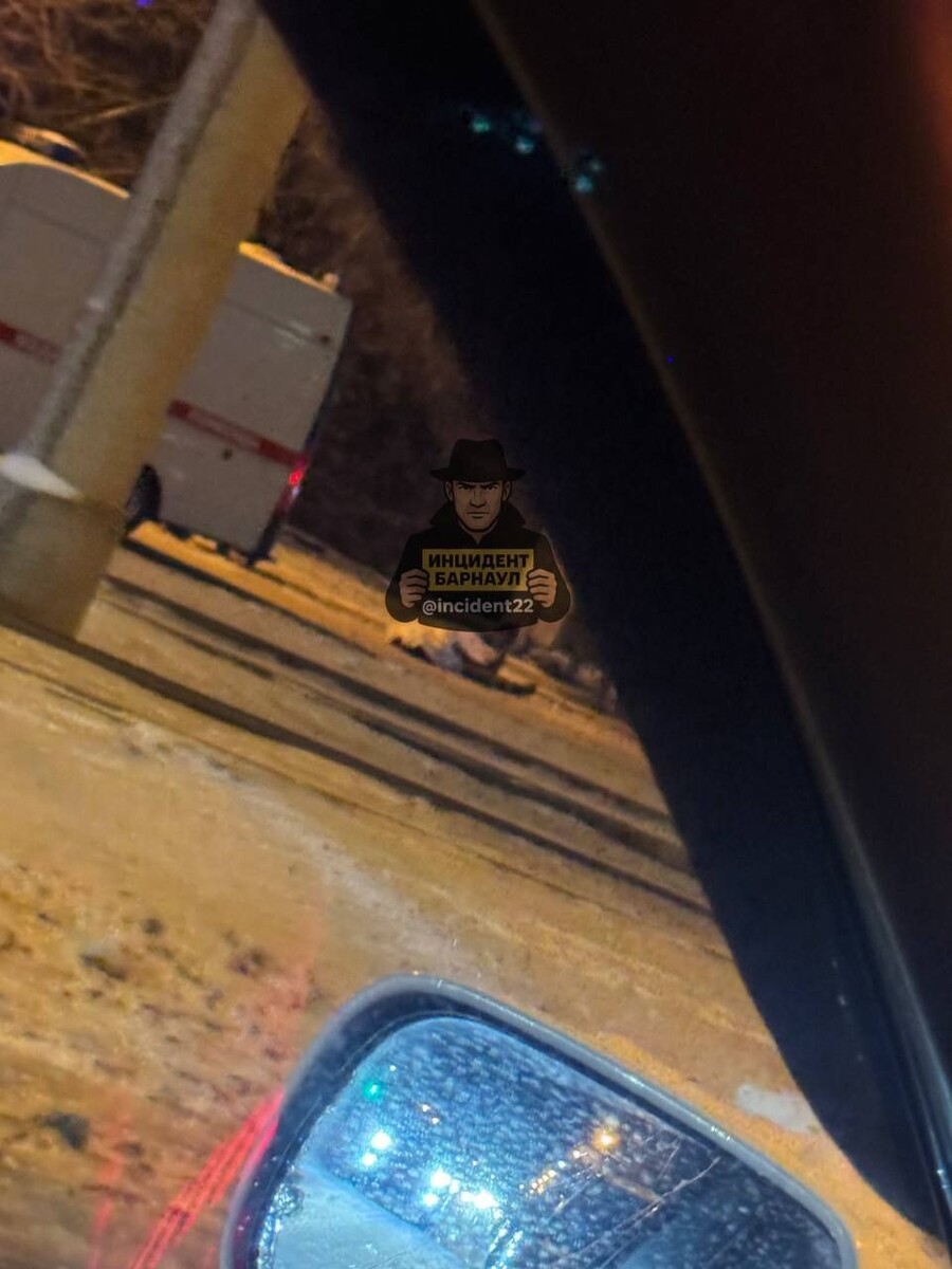   Тело человека у остановки в Барнауле. Источник: "Инцидент Барнаул"