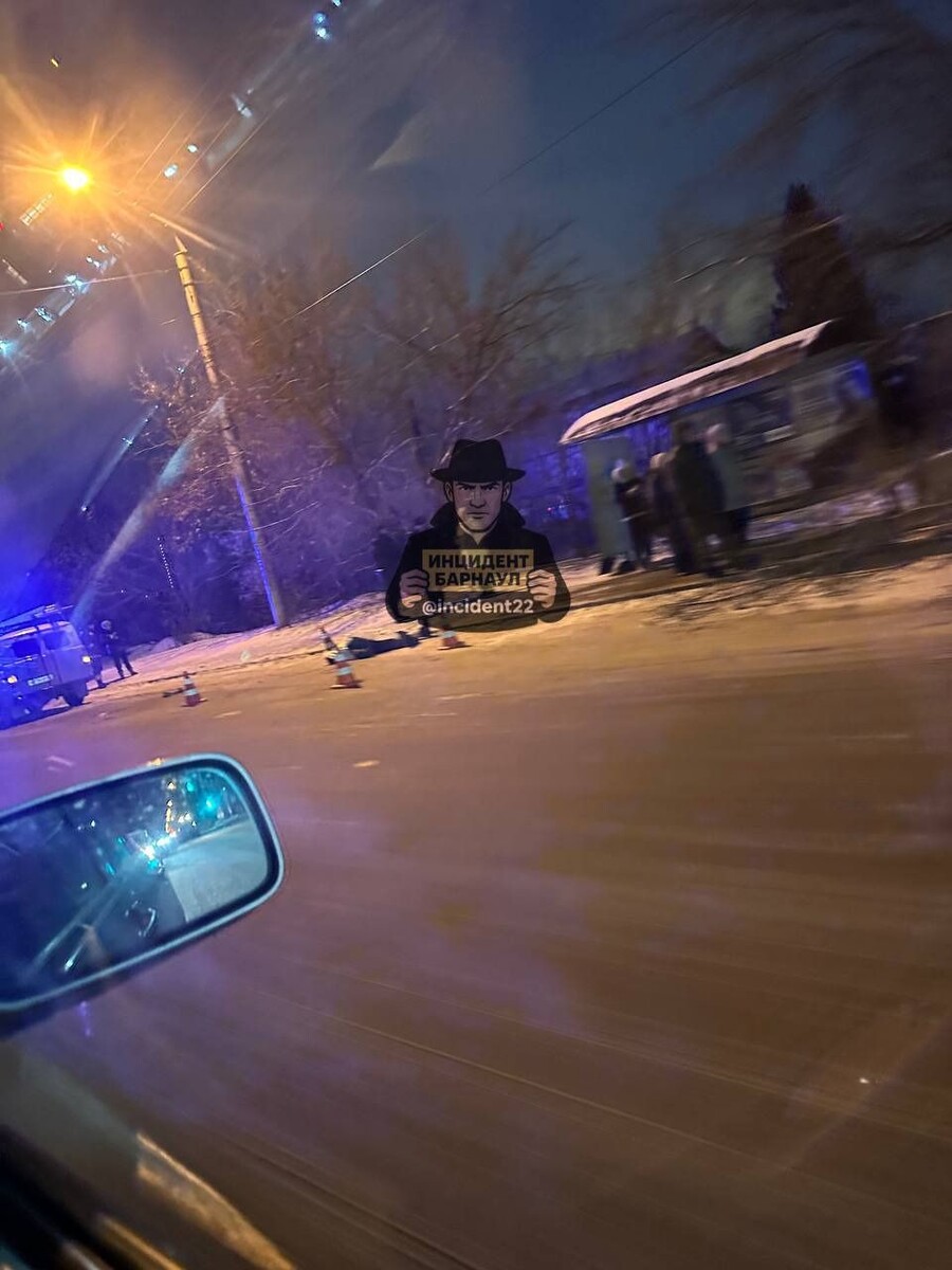    Тело человека у остановки в Барнауле. Источник: "Инцидент Барнаул"