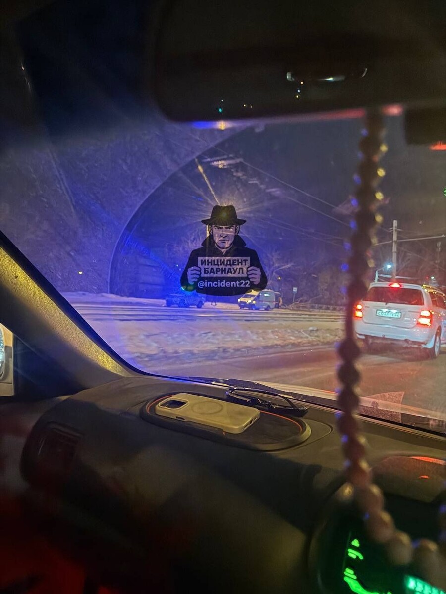    Тело человека у остановки в Барнауле. Источник: "Инцидент Барнаул"