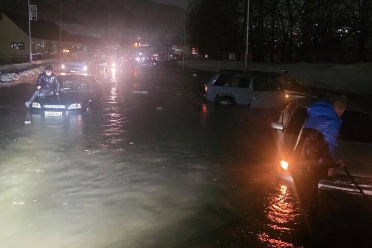    Топит дворы и машины.