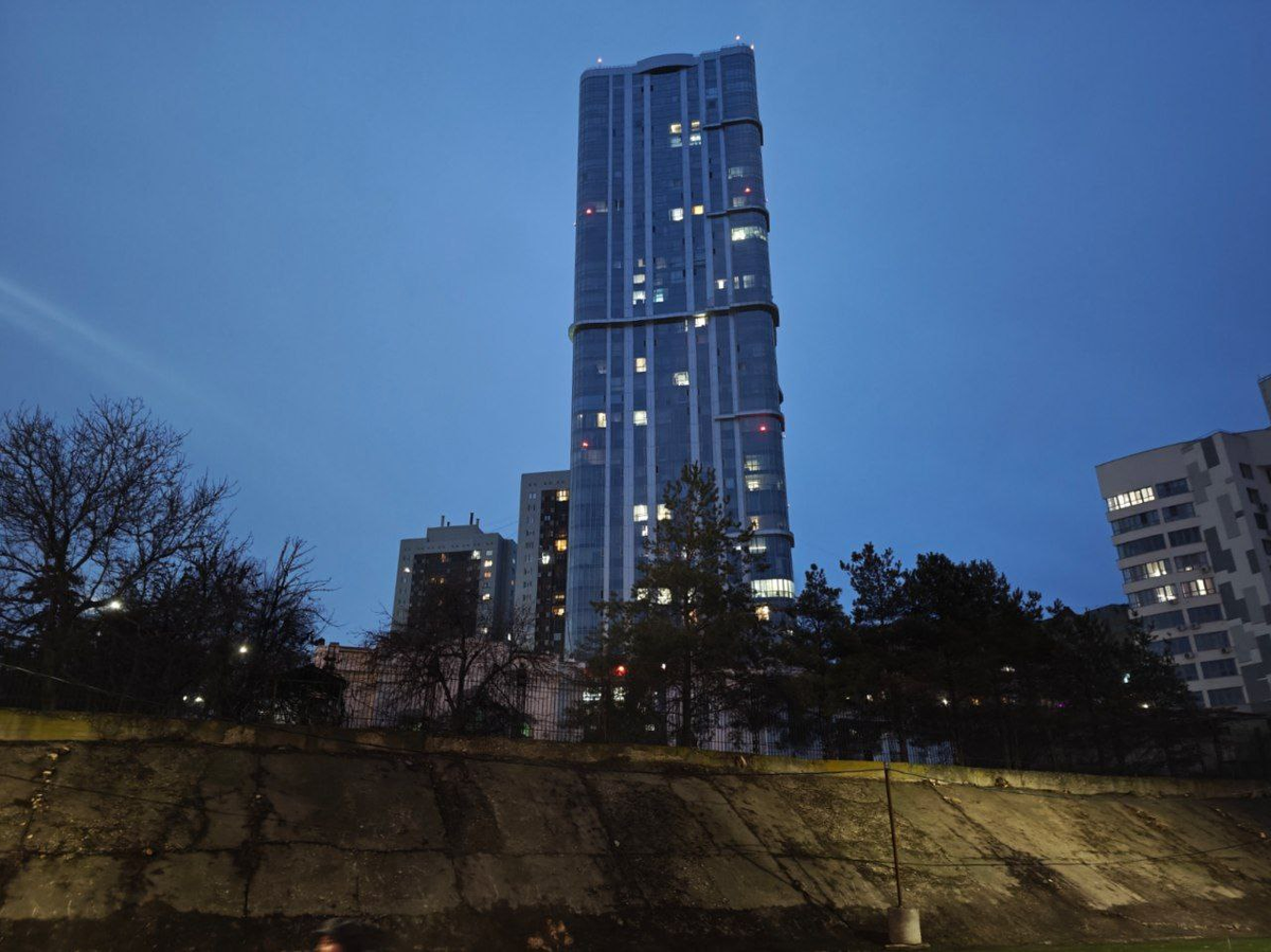 Новый отрезок набережной вечером 