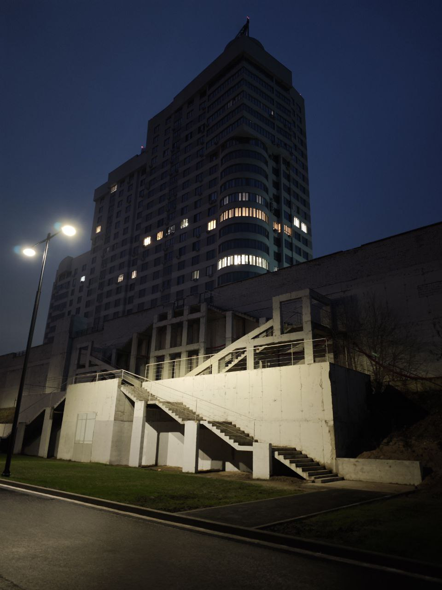 Новый отрезок набережной вечером 