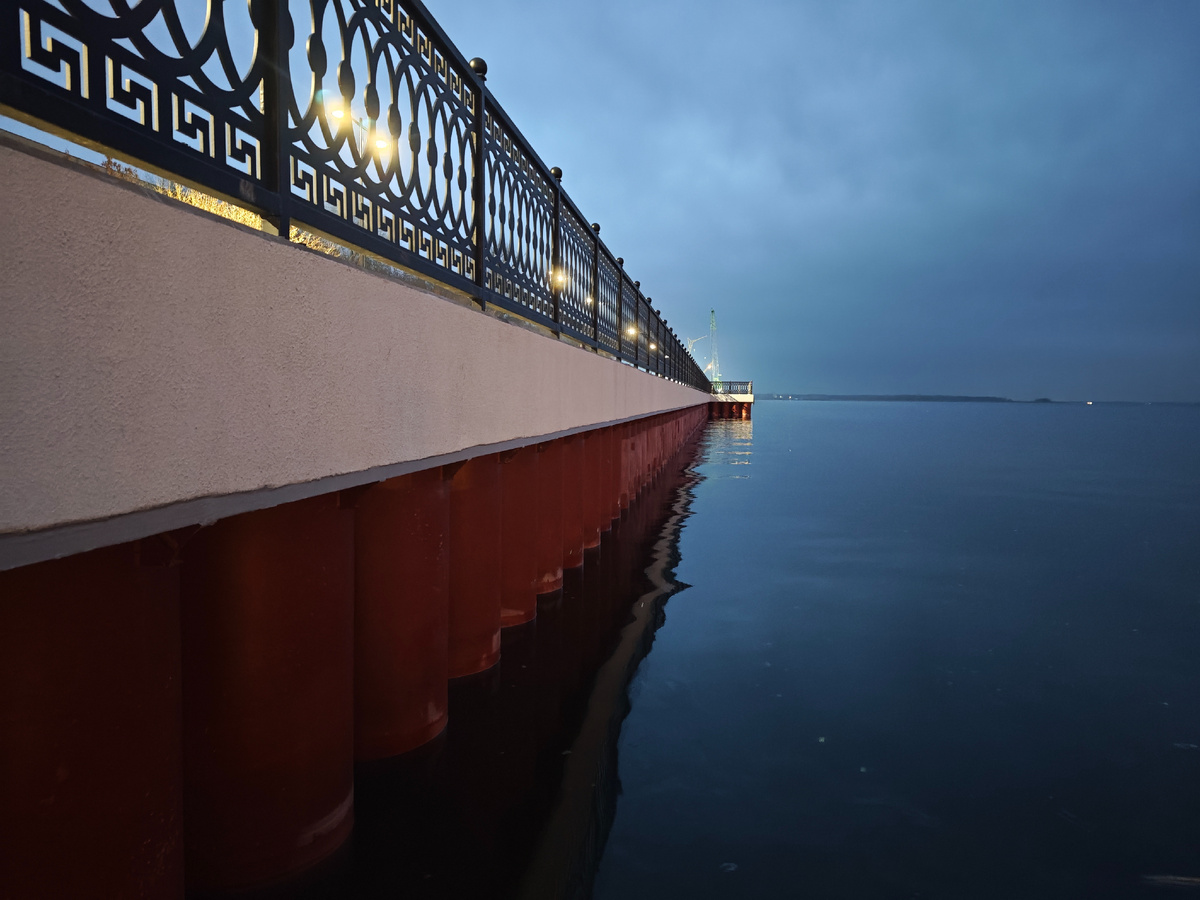 Новый отрезок набережной вечером 