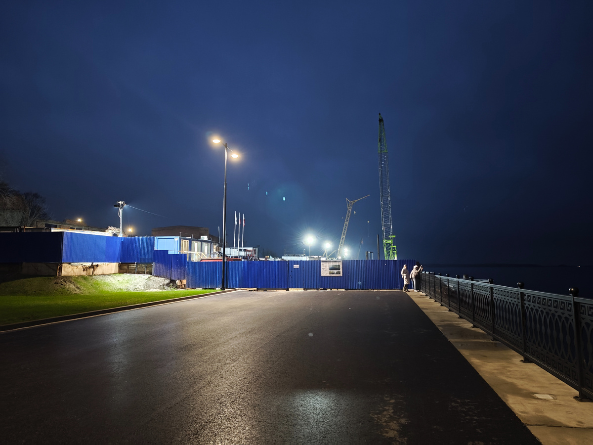 Новый отрезок набережной вечером 