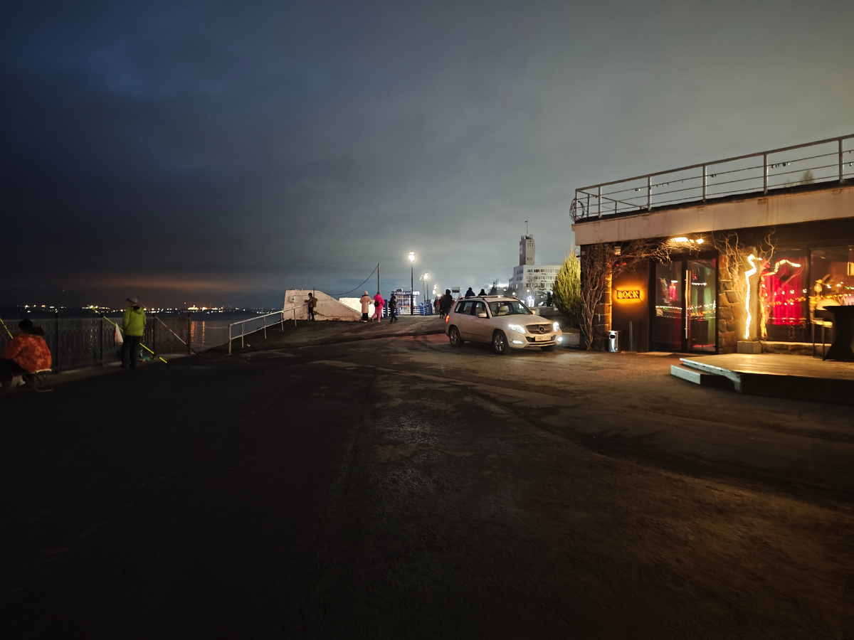 Новый отрезок набережной вечером 