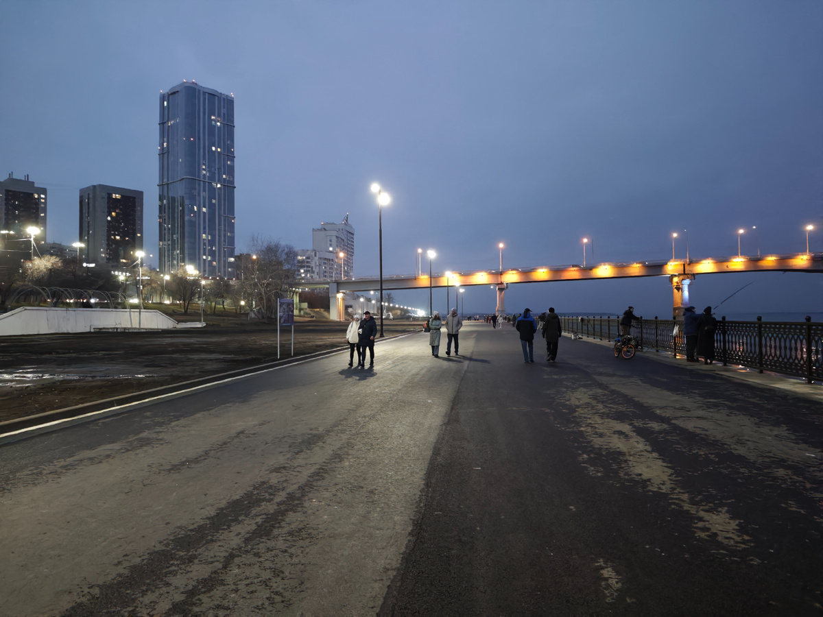 Новый отрезок набережной вечером 