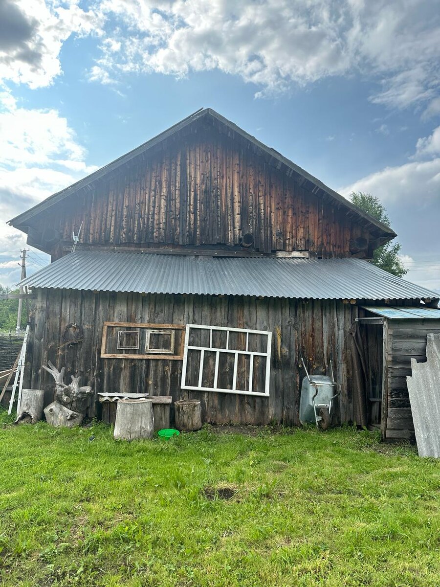 Любимый ракурс дома, нравится вся его мощь с этой стороны.