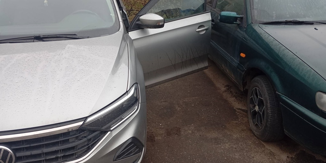 Открыл дверь и задел соседнюю машину. Как быть водителю? ответ автоюриста