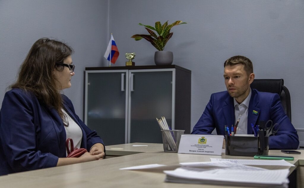    Алексей Вихарев обсуждает вопросы с рабочими Павел Евсеев