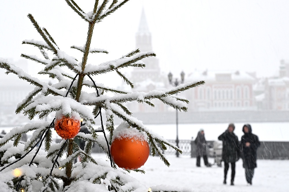    Выбор идеального места для встречи главной ночи года и последующих каникул - это увлекательный квест. От ослепительных, будто сошедших с голливудской рождественской открытки, улиц двух столиц до суровой, первобытной магии Байкала и огнедышащих сопок Камчатки - каждый уголок страны предлагает свой рецепт идеальной зимней сказки. / Максим Богодвид/РИА Новости