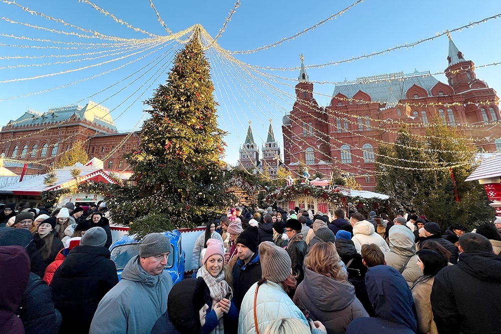    Россия, обладающая колоссальной территорией и невероятным культурным разнообразием, на новогодние праздники превращается в огромную сцену, где разыгрываются десятки уникальных зимних спектаклей. / Фото: Алексей Филиппов / РИА Новости