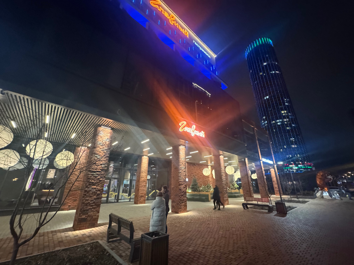 Главный вход Главного. Подвешены шары-Луна